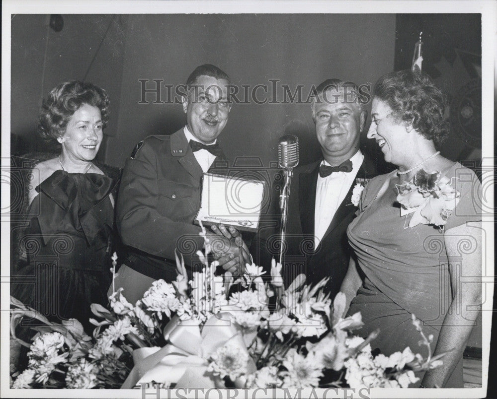 1960 Press Photo Loris Feldman &amp; wife(L) - Historic Images