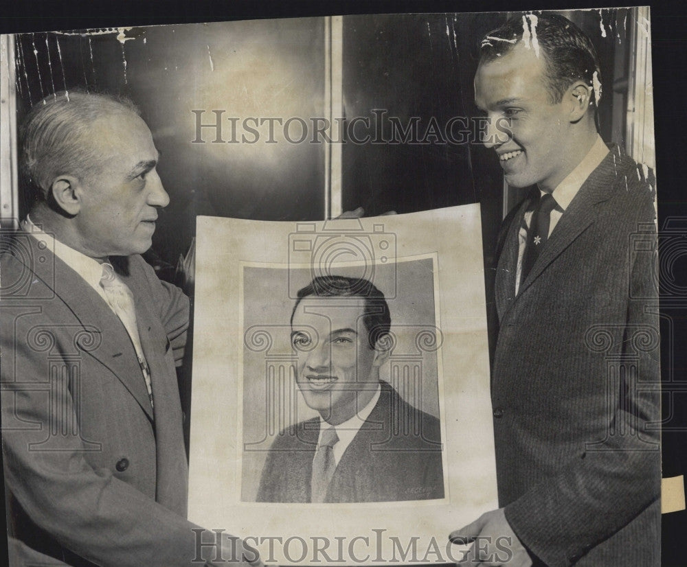 1958 Press Photo Artist John Gentile gives portrait to Billy  Fellows - Historic Images