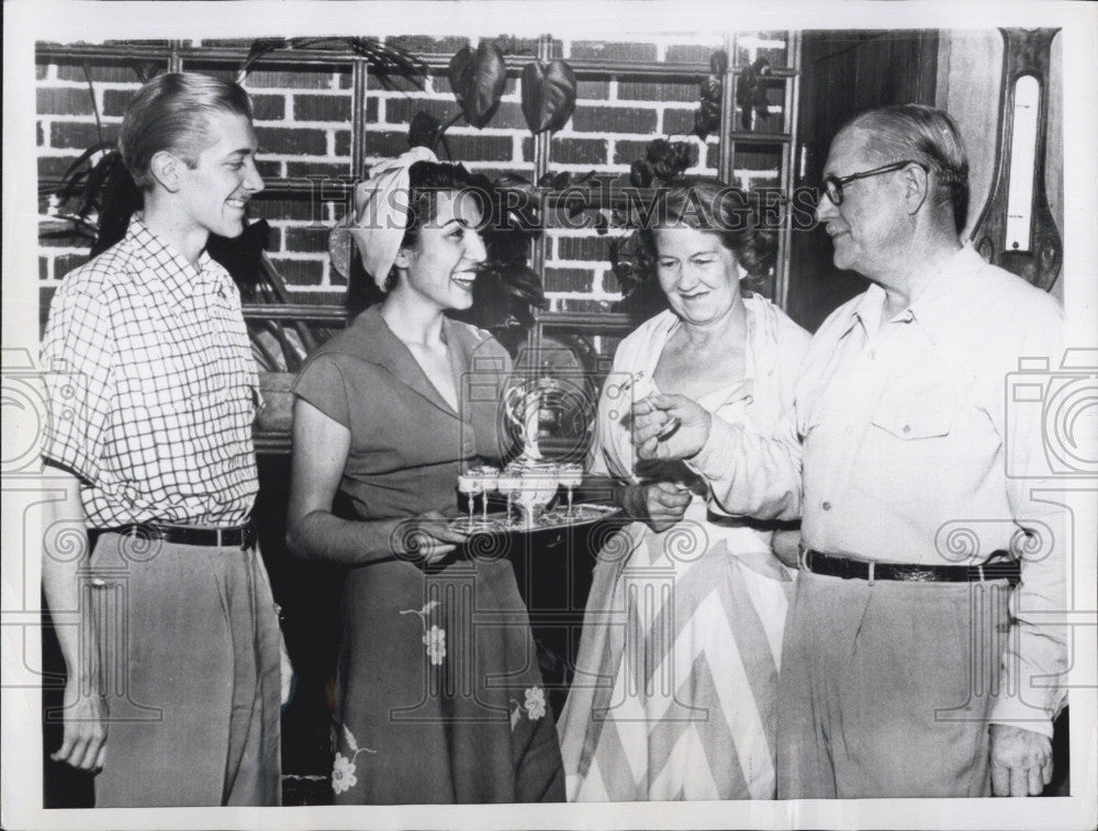 1951 Press Photo Princess Fatemah Pahlevi w/ her in-laws &amp; husband - Historic Images