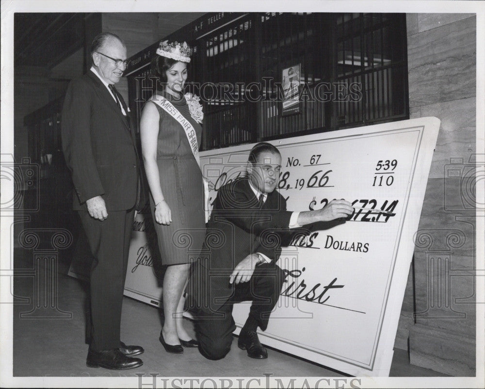 1966 Press Photo President Richard D Hill Of 1st Nat&#39;l Bank of Boston And Queen - Historic Images