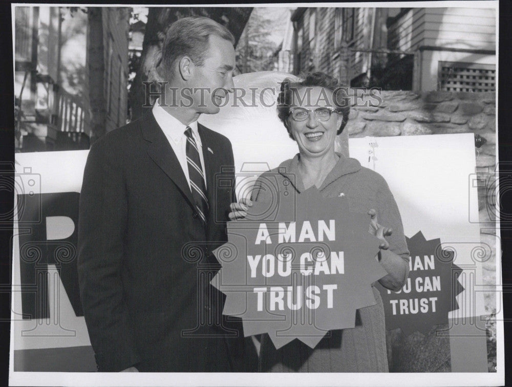 1958 Press Photo Mrs Mary Nardella and CA Herter Jr - Historic Images