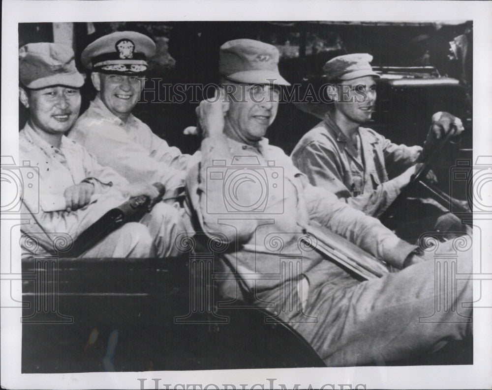 1951 Press Photo Maj Gen HI Hodes, Maj Gen Paik Sun Yup,Rear Adm A Burke&amp;driver - Historic Images