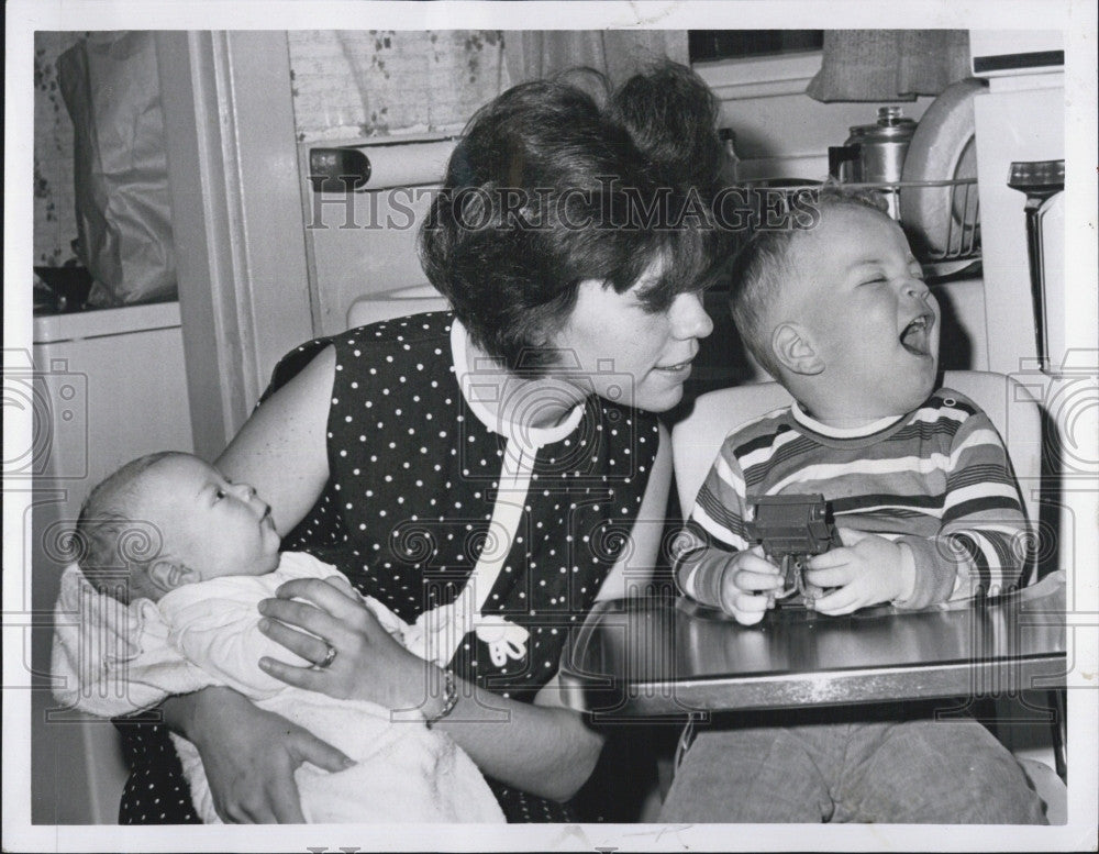 1967 Press Photo Donna hodgdon and baby Shawn,family of dead cop - Historic Images