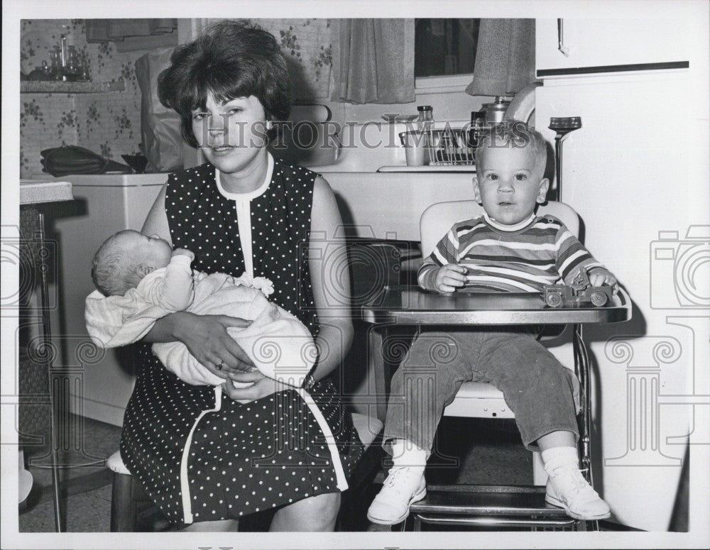 1967 Press Photo Donna Hodgdon &amp; kids, cop husband killed - Historic Images