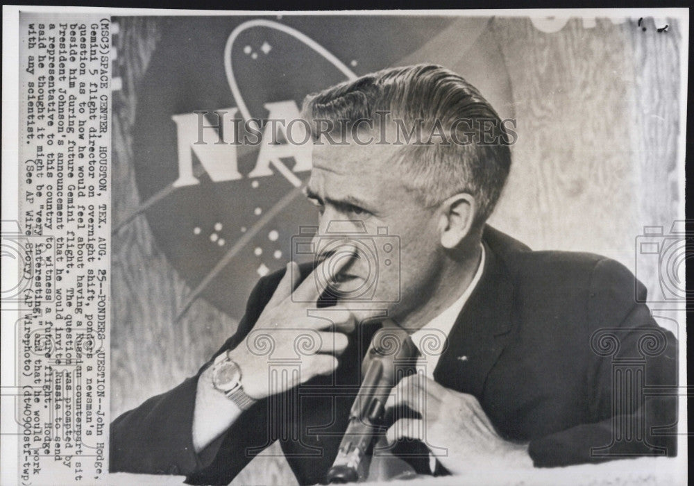 1965 Press Photo John Hodge,Gemini 5 flight director - Historic Images