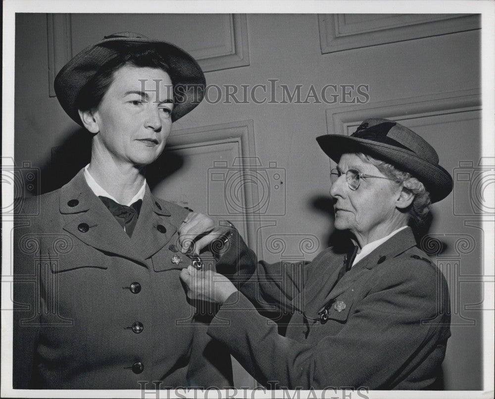 1950 Press Photo Mrs HD Hodgkinson &amp; Mrs GA Clapp of Girl Scouts - Historic Images