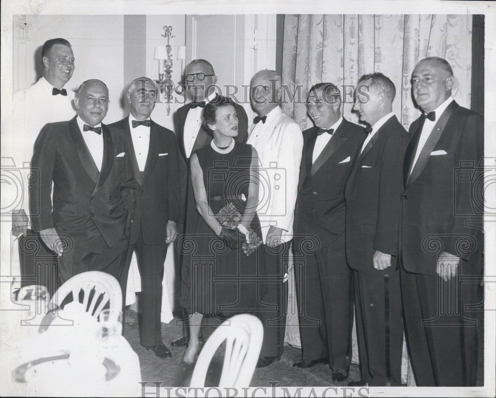 1958 Press Photo Filene&#39;s Basement Anniv Party J Roosevelt,S Marcus - Historic Images