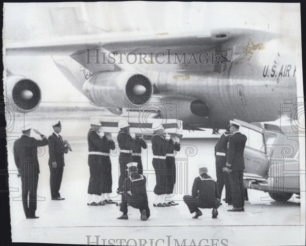 1968 Press Photo Caket of slain USS Pueblo crewman Duane Hodges - Historic Images