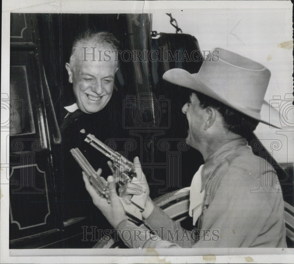 1946 Press Photo Gabriel Hooquard, mayor of Metz France gets cowboy welcome - Historic Images