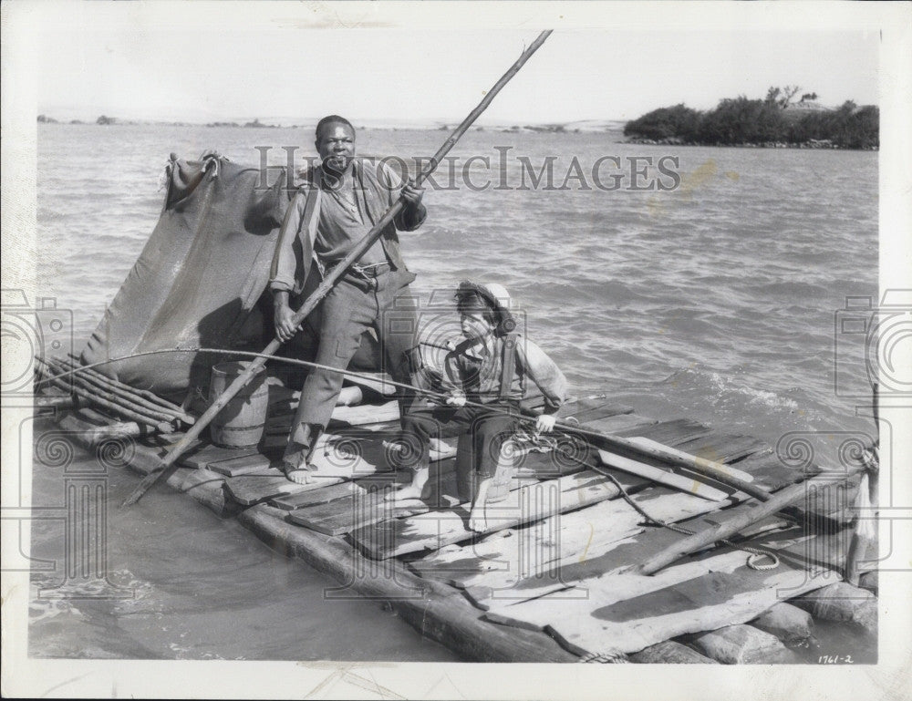 1960 Press Photo Archie Moore &amp; Eddie Hodges in &quot;Huck Finn&quot; - Historic Images