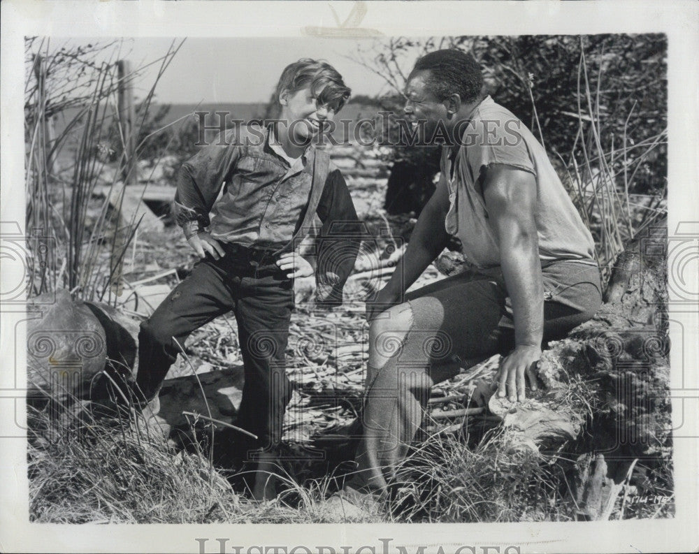 1960 Press Photo Eddie Hodges &amp; Archie Moore in &quot;The Adventures of Huckleberry&quot; - Historic Images