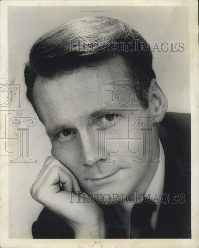 1957 Press Photo Biff McGuire in &quot;Happy Town&quot; - Historic Images