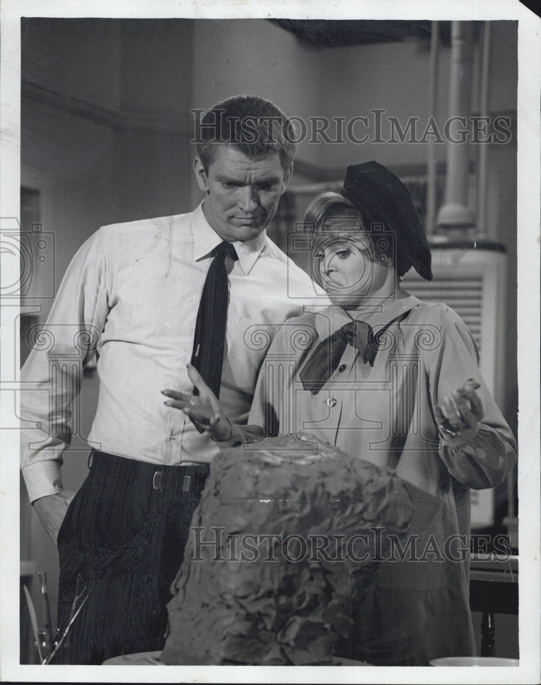 1965 Press Photo Actress/ dancer Juliet Prowse &amp; Danny Miller &quot;Mona McClusky&quot; - Historic Images