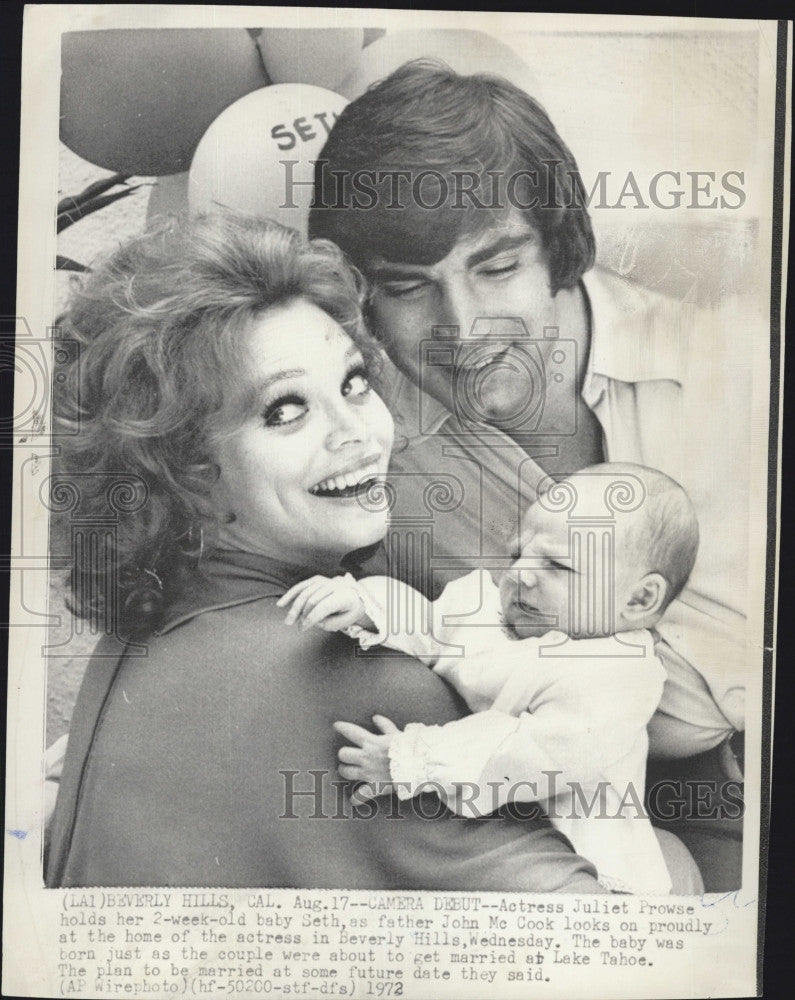 1972 Press Photo Actress Juliet Prowse, son Seth, John McCook at home - Historic Images