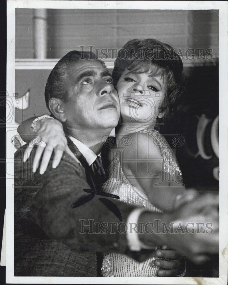 1965 Press Photo Juliet Prowse &amp; Robert Strauss Star In Mona McCluskey - Historic Images