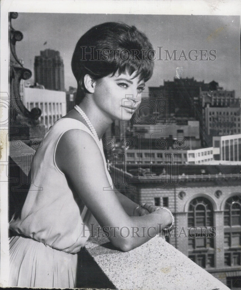 1962 Press Photo Dancer Juliet Prowse Conducts Interview - Historic Images