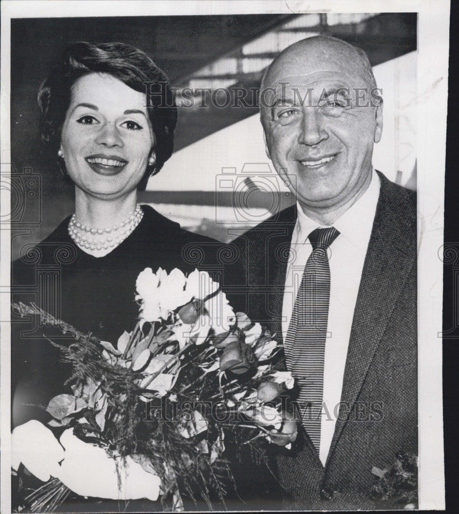 1960 Press Photo Producer Otto Preminger weds fashion designer Patricia Hope - Historic Images