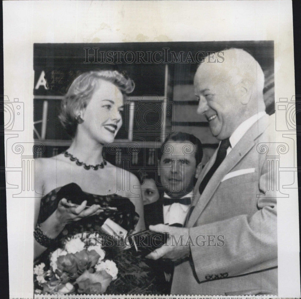 1955 Press Photo Carleen King Johnson receives a key from Mayor Dan Healy - Historic Images