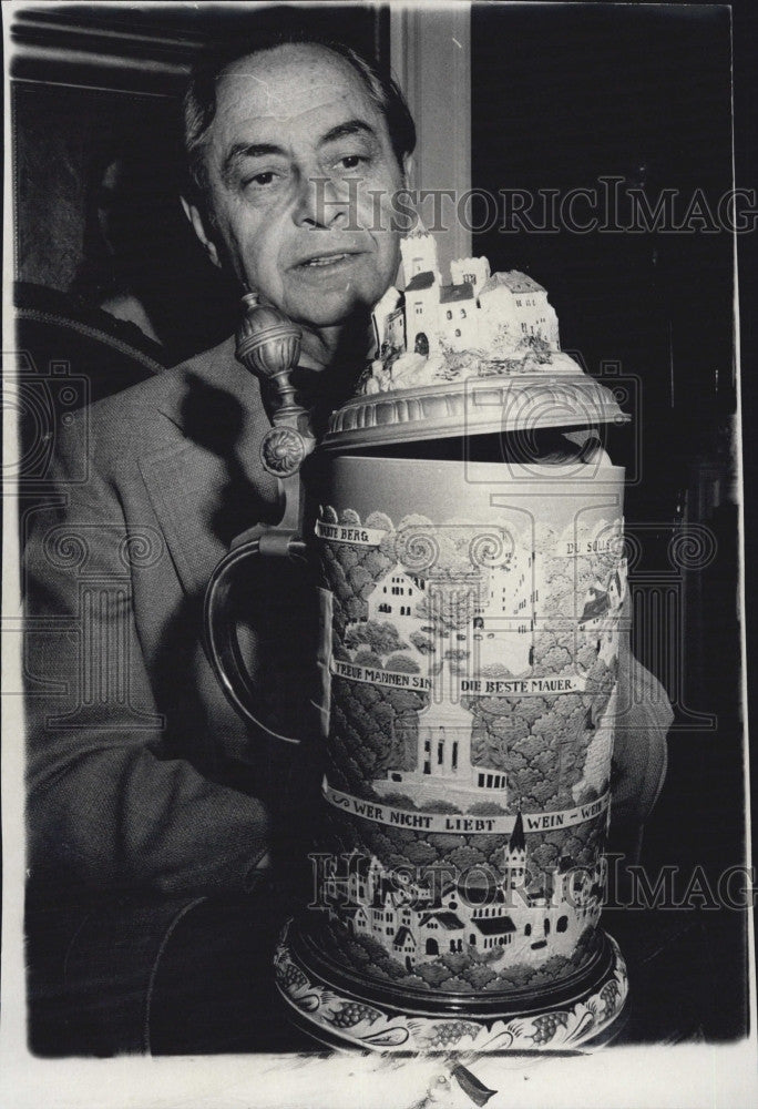 1976 Press Photo Dr Norman Lenson &amp; &quot;Black Forest&quot; Stein Valued at $4,000 - Historic Images