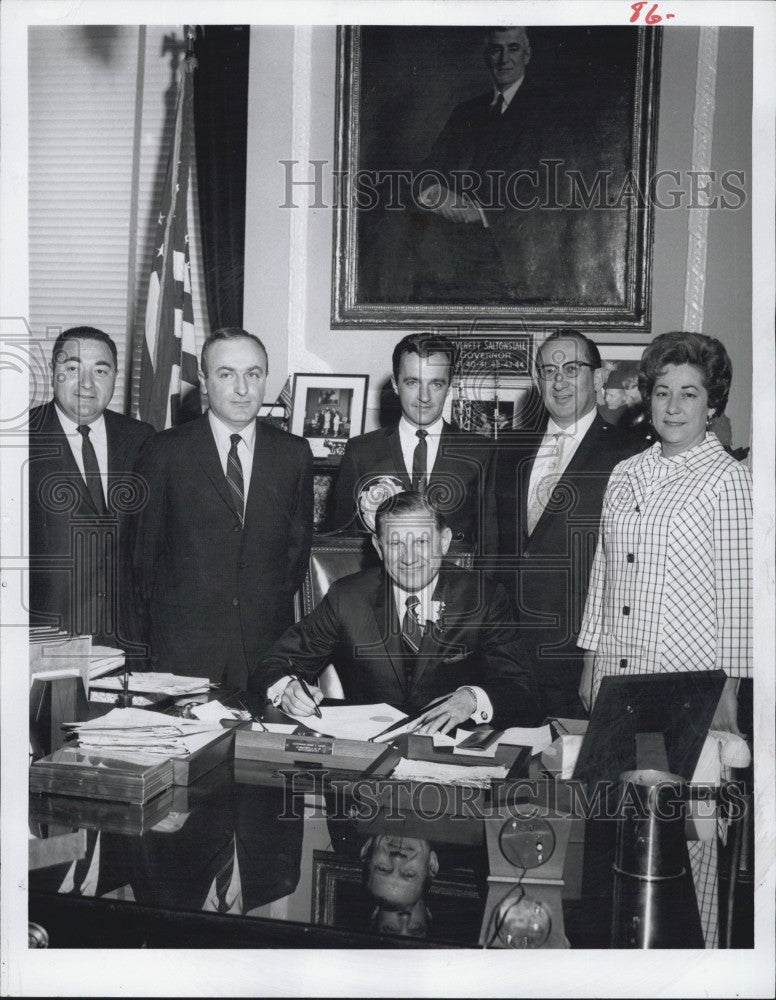 1967 Press Photo Gov John Volpe Nurses Home Week Proclamation Arthur Stein - Historic Images