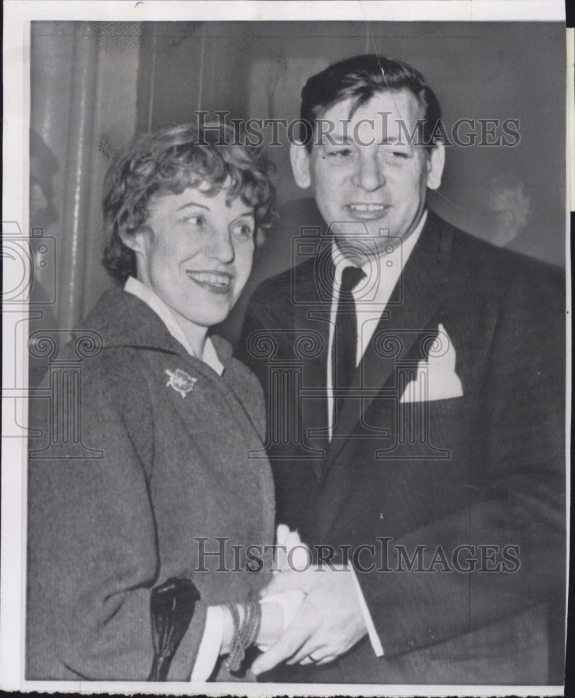 1962 Press Photo American Artist Russell Detwiler 37 with bride  Actress Lottie Lenya 64 widow of co - Historic Images