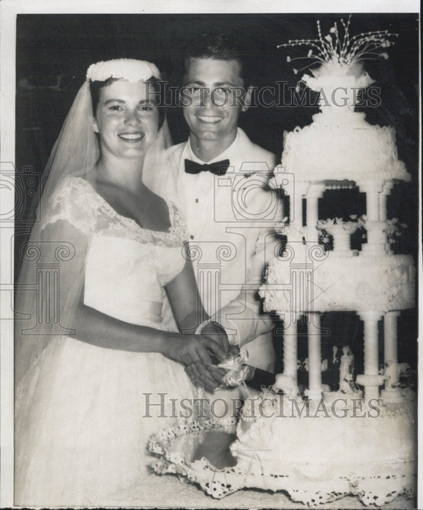 1959 Press Photo Singer Tommy Leonetti and bride former Pat Quinn married in Christo Rey Roman Catho - Historic Images