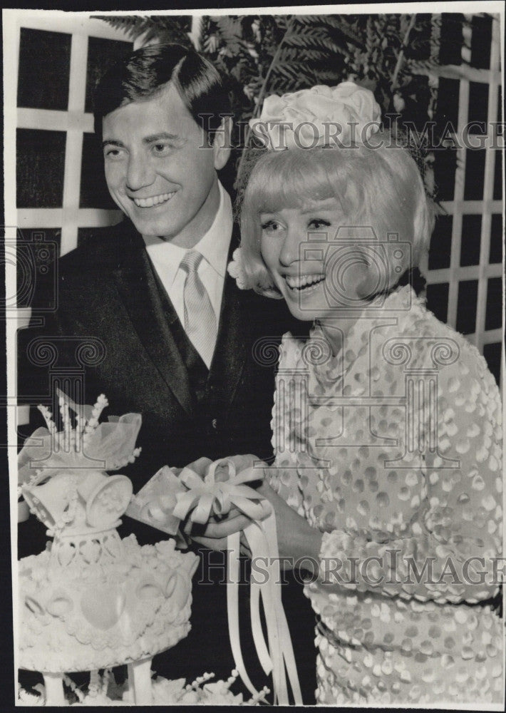 1965 Press Photo Singer Tommy Leonetti &amp; Actress Cindy Robbins Marriage - Historic Images