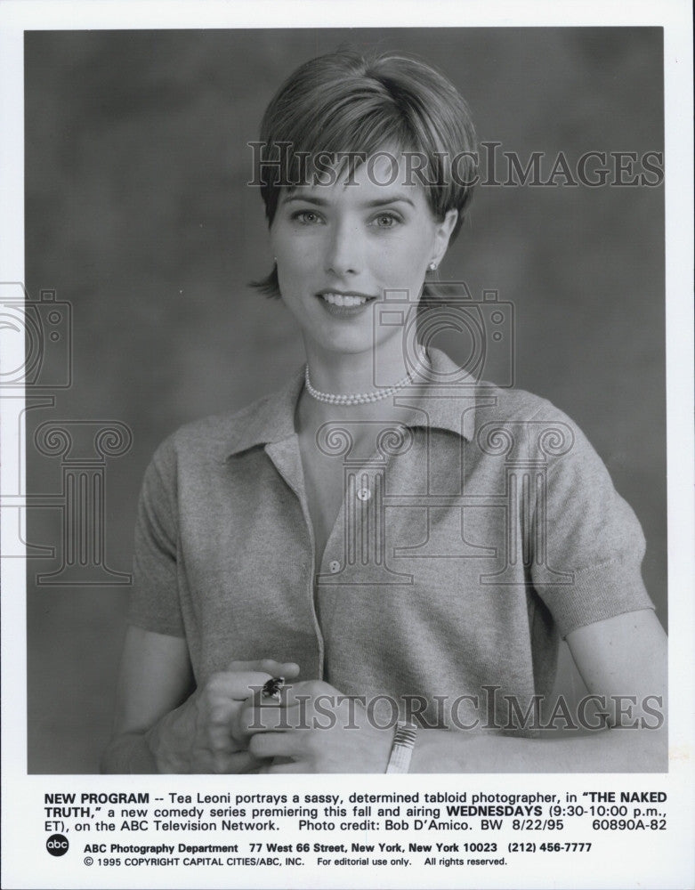 1995 Press Photo Tea Leoni Stars As Photographer In The Naked Truth - Historic Images