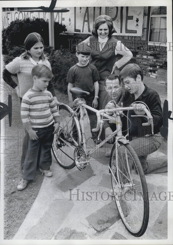 1973 Press Photo POW Lauren Lengyel show his family a new bike for Joe Langyel. - Historic Images