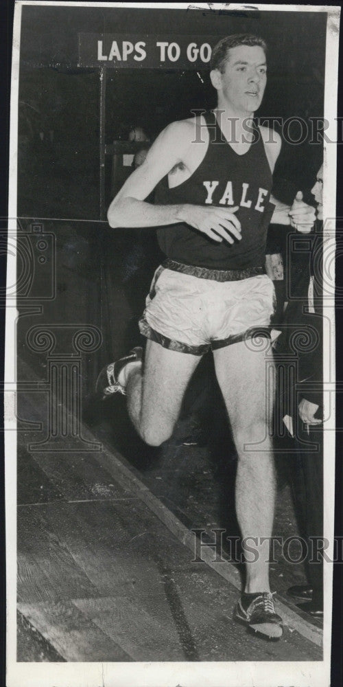 1960 Press Photo Tom Carroll of Yale a Heptagonal track meet - Historic Images