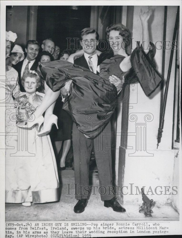 1959 Press Photo Pop Singer Ronnie Carroll w/ bride actress Millicent Martin - Historic Images