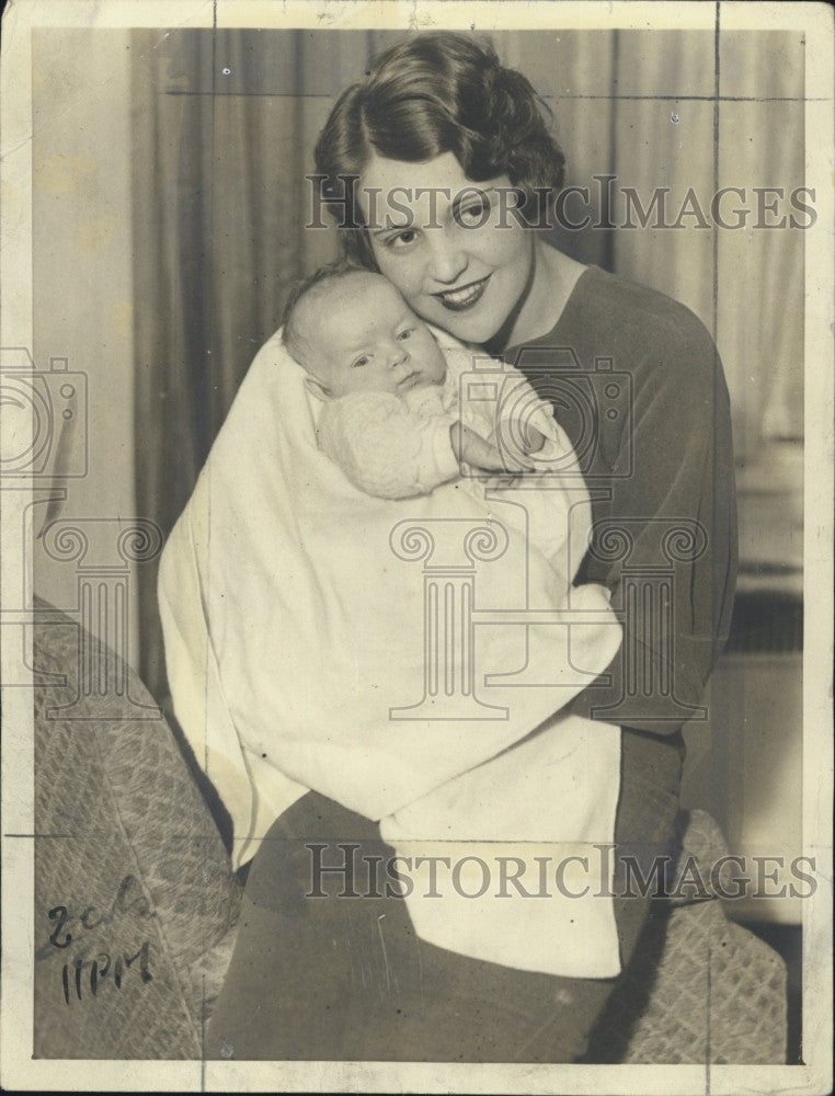 1932 Press Photo Actress Sue Carol Adopts Baby - Historic Images