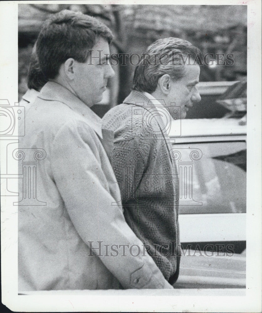 1991 Press Photo Robert Carozza escorted by Federal Agents - Historic Images