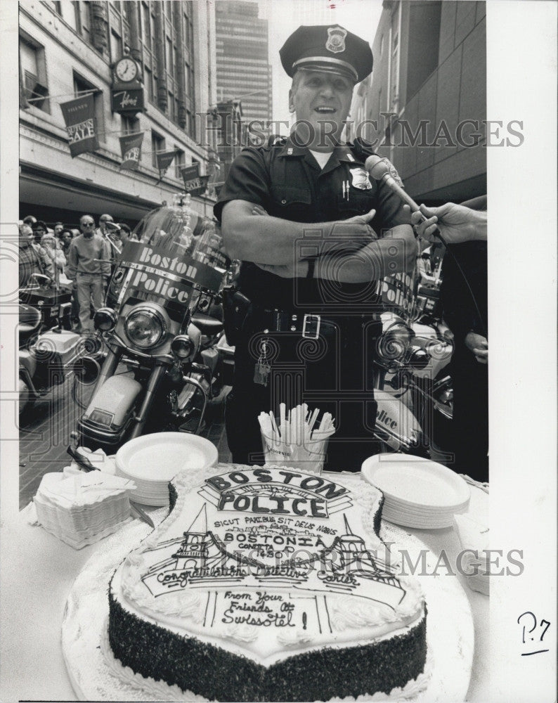 1992 Press Photo Donald Carter, promotion Party with large cake. - Historic Images