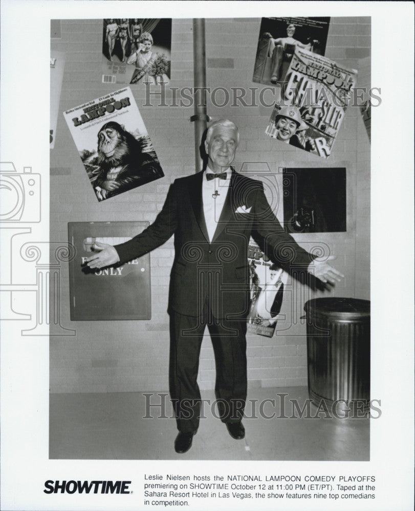 1999 Press Photo Leslie Nielsen hosts National Lampoon Comedy Playoffs - Historic Images