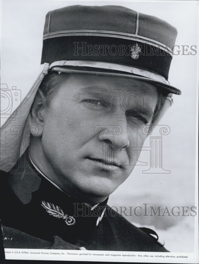 1966 Press Photo Leslie Nielsen stars in &quot;Beau Geste&quot; - Historic Images