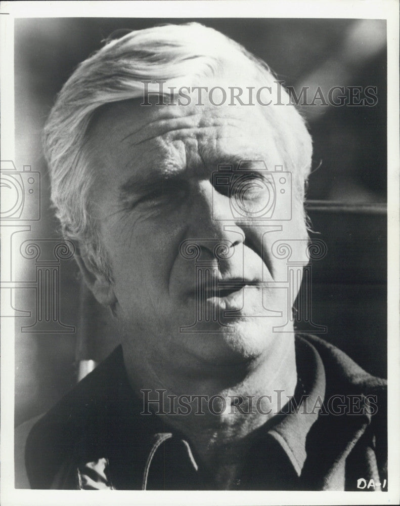 1977 Press Photo Actor Leslie Nielsen - Historic Images