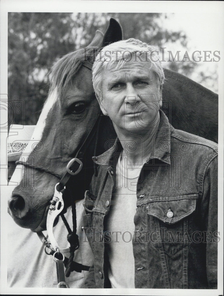 1977 Press Photo Leslie Nielsen stars in &quot;Hawaii Five-O&quot; - Historic Images