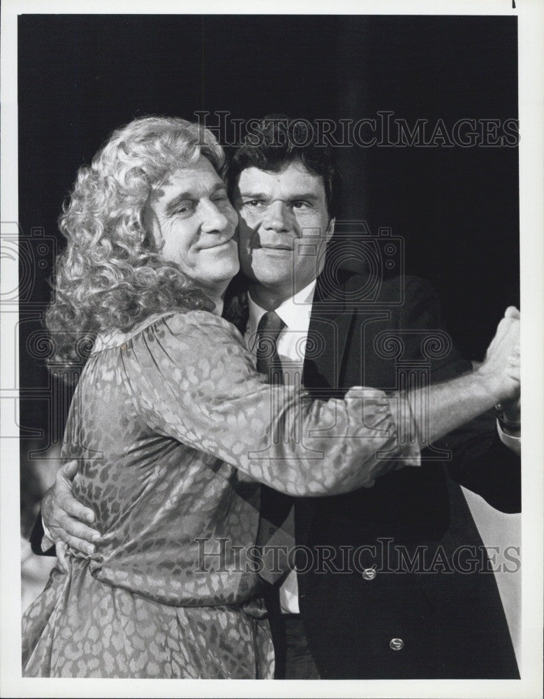 1982 Press Photo Fred Willard &amp; Leslie Nielsen in &quot;Twilight Theatre II&quot; - Historic Images