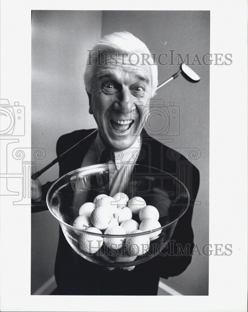 1995 Press Photo Leslie Nielsen receives New England Home Video Chowda Pot Award - Historic Images