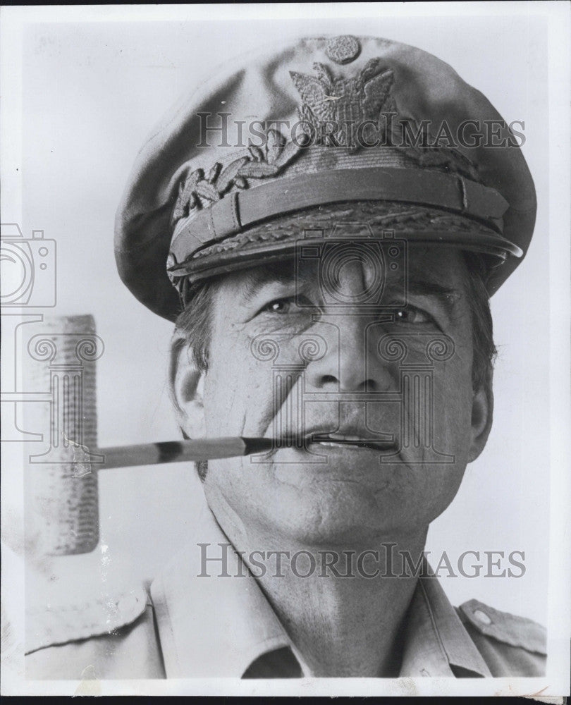 1977 Press Photo Actor Carl Betz as Gen Douglas MacArthur - Historic Images