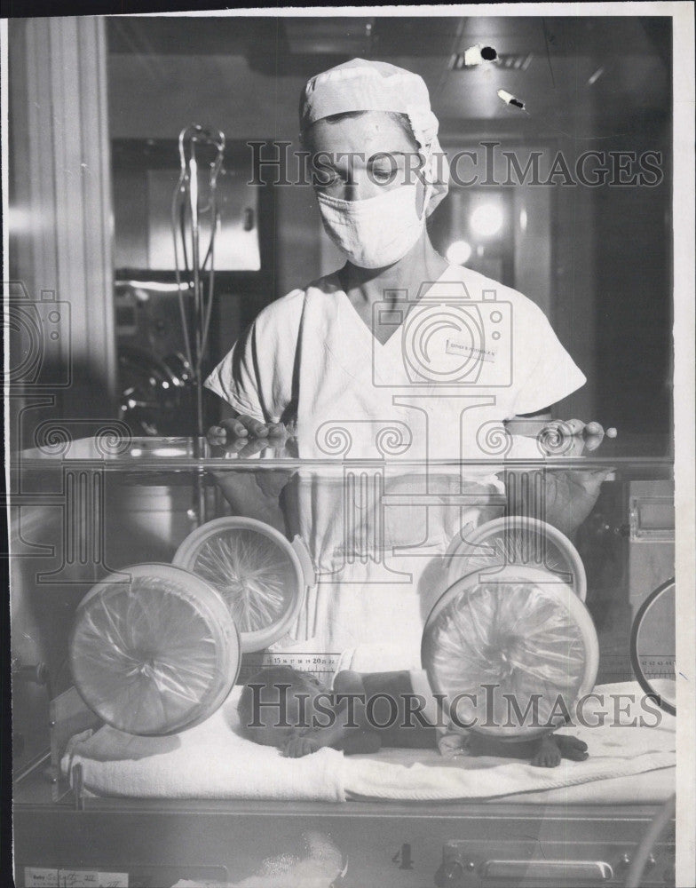 1963 Press Photo Triplet Andrew Schiltz in Incubator - Historic Images