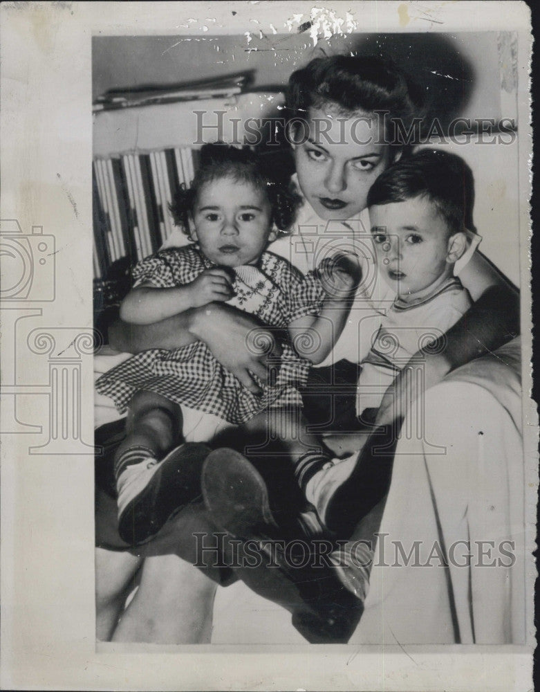 1945 Press Photo Mrs. Ruth Schultz with children Priscilla &amp; Fredrick - Historic Images