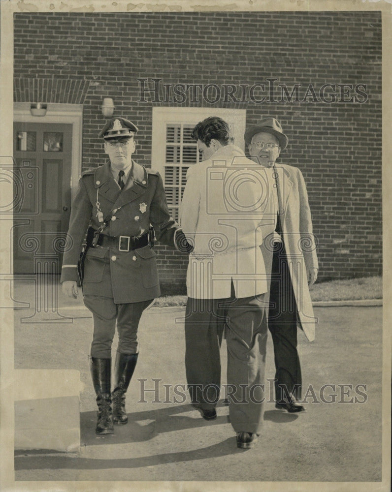 1958 Press Photo Charles T. Carter arrested for possession of stolen car - Historic Images