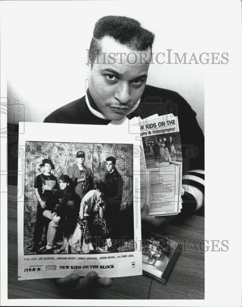 1991 Press Photo Songwriter Jame Cappra hols New Kids on the Block photograph - Historic Images