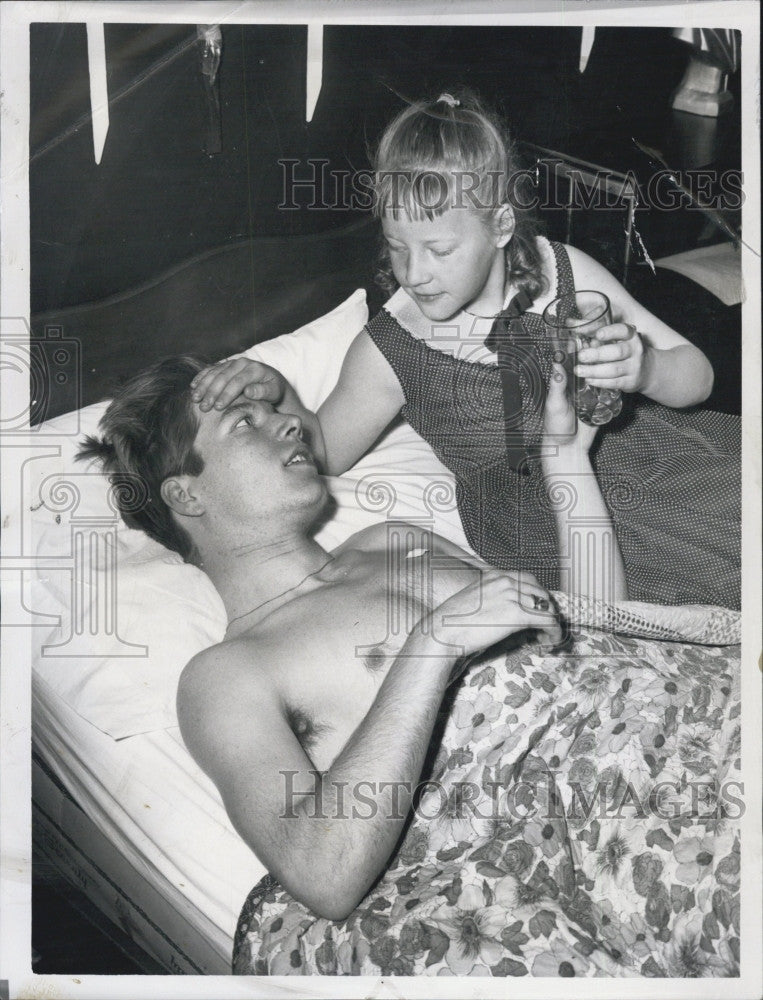 1965 Press Photo Lesley Carroll cared for his brother Ronald stab with ice-pick. - Historic Images