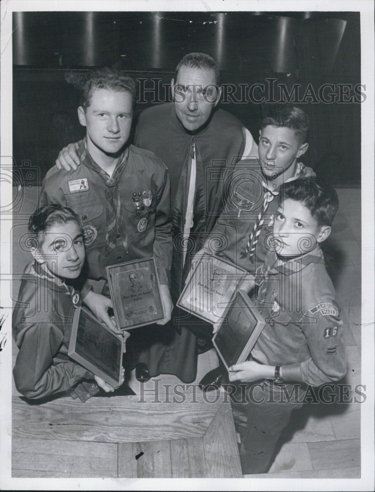 1964 Press Photo Msgr. John Carroll with four Boy Scout of St.Peter&#39;s Parish. - Historic Images