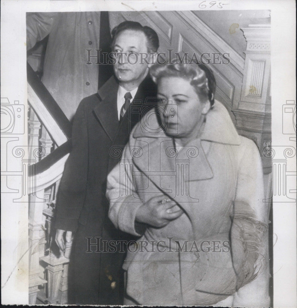 1956 Press Photo Mr &amp; Mrs Milton Schwartz at courthose for a trial - Historic Images