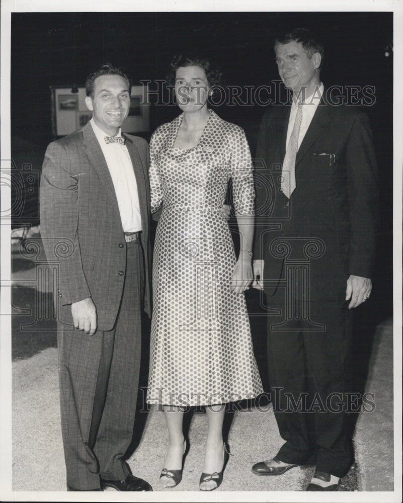 1958 Press Photo Managing Dir. Stephan Slane with Mr. and Mrs. James M. Sampson - Historic Images