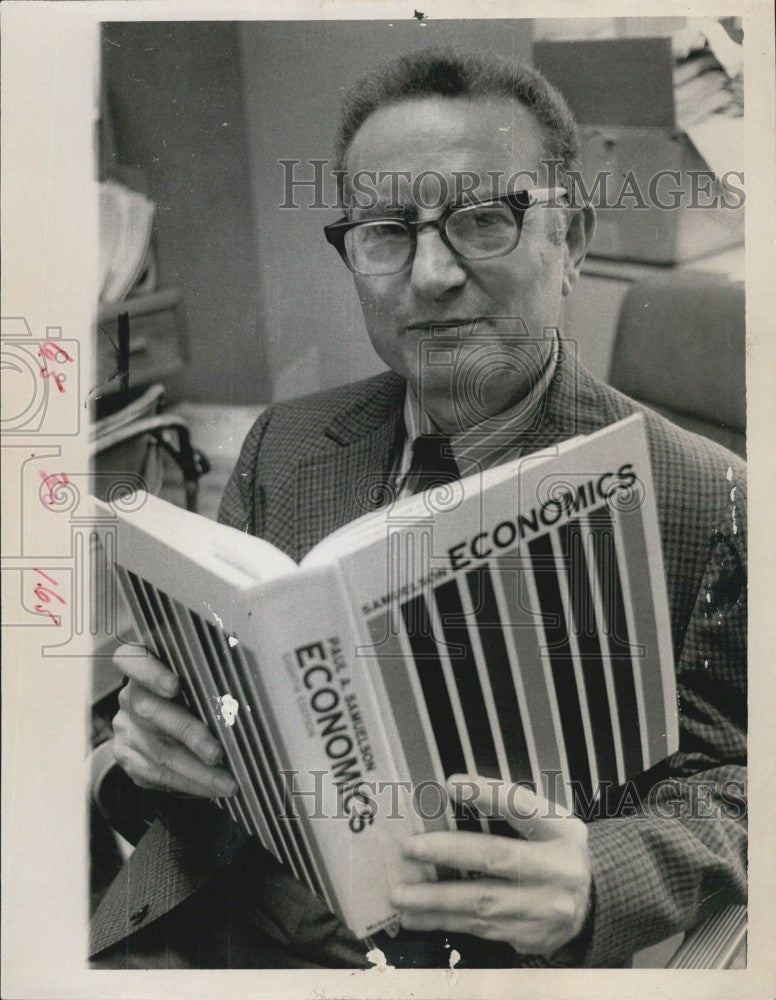 1970 Press Photo Dr. Paul Samuelson American economist. with his book - Historic Images